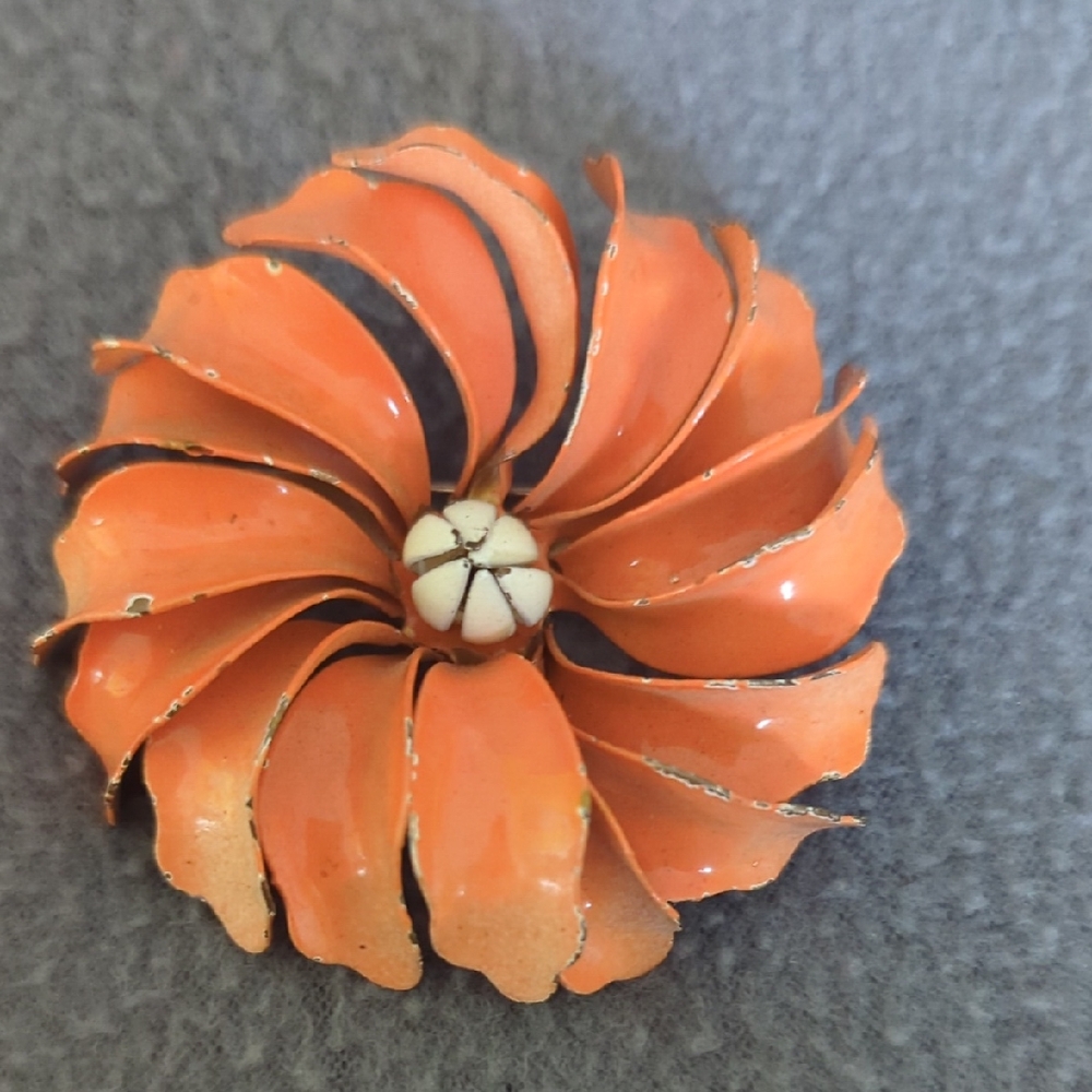 Vintage Chrysanthemum Brooch.